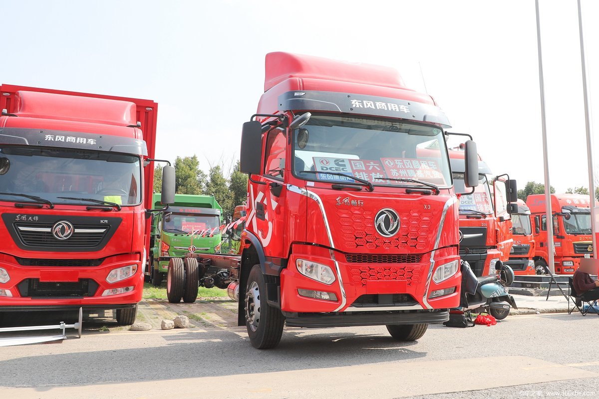 东风新疆 畅行X3 240马力 4X2 9.8米厢式载货车