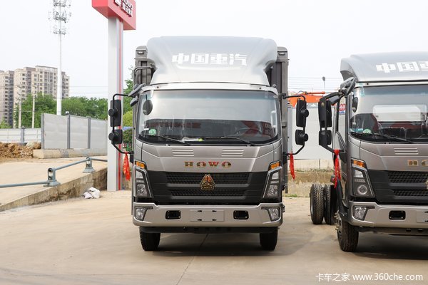 中国重汽HOWO 悍将 165马力 3.85米排半厢式轻卡(ZZ5047XXYF3313F145)