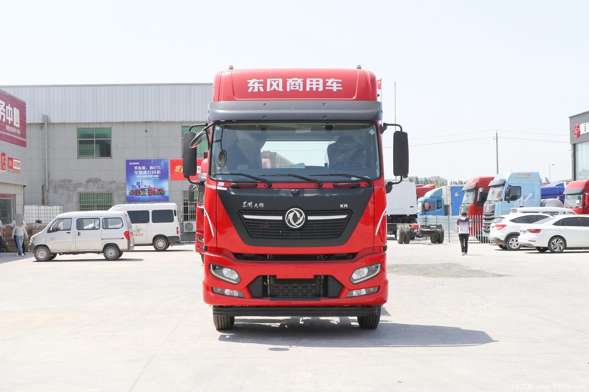 东风商用车 天锦KR PLUS 280马力 4X2 6.8米LNG仓栅式载货车(高顶双卧)