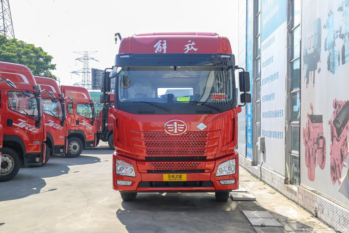 青岛解放 JH6 智行版 480马力 6X4 牵引车(液缓)