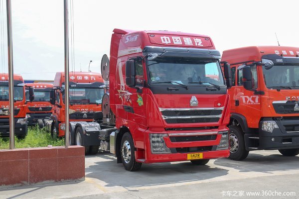 中国重汽 HOWO TH7重卡 530马力 6X4 LNG自动档牵引车(双气瓶)(ZZ4257V384HF1LB)