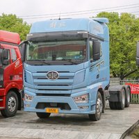 一汽解放 J7重卡 创领版 600马力 6X4 LNG自动档牵引车(液缓)(CA4250P77M26T1A1E6)