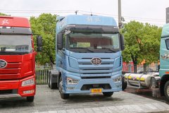 一汽解放 J7重卡 经典版 530马力 6X4 LNG自动档牵引车(CA4250P77M26T1E6)