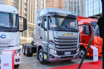 580马力 6X4 LNG自动档牵引车(HFC4252P1N8E33MS)