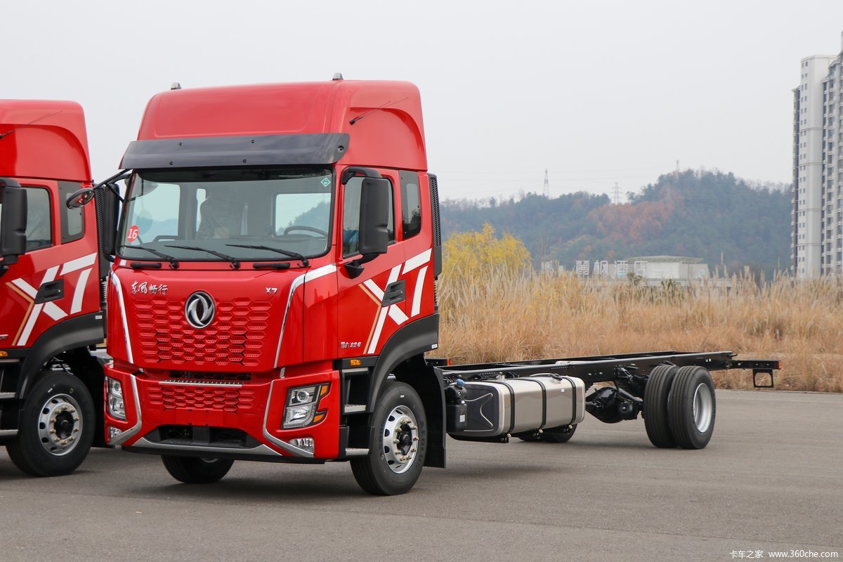 东风新疆 畅行X7 320马力 4X2 9.6米厢式载货车